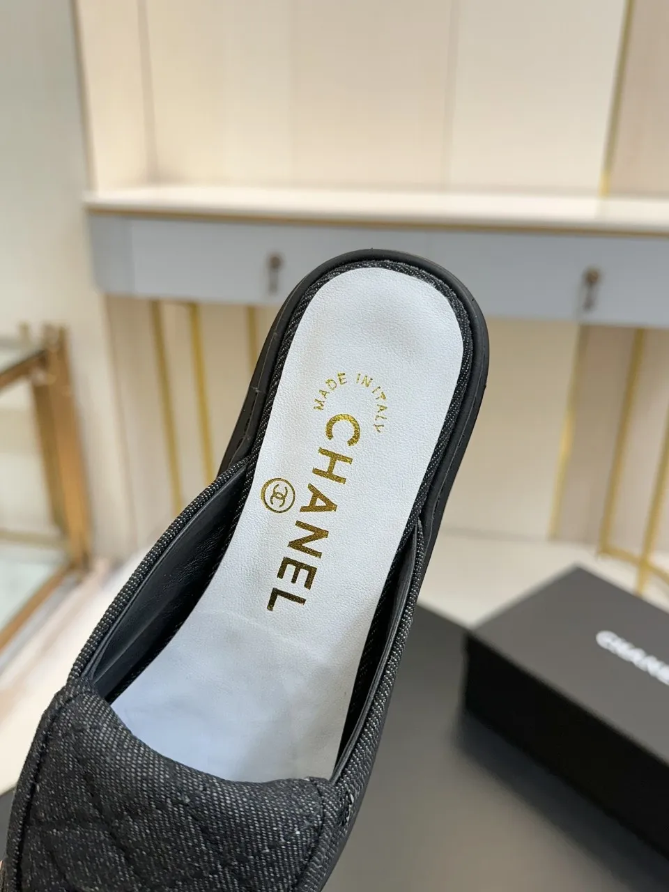 👟👟Ex-factory price 560👟👟 🔥🔥🔥Xiaoxiang official website synchronizes the high version of CHANEL 2025 Chanel top buckle exposed heel shoes, a must-have hot style for early spring, the goddess series, with the elegant and ladylike temperament of the fragrance family, super durable, irresistible, and exciting... ▪️The upper is imported sheepskin ▪️Inside imported sheep lining (same as the original) ▪️Original model opening, genuine leather outsole🇮🇹 ▪️Standard code 35- 41 42 Customized, non-returnable